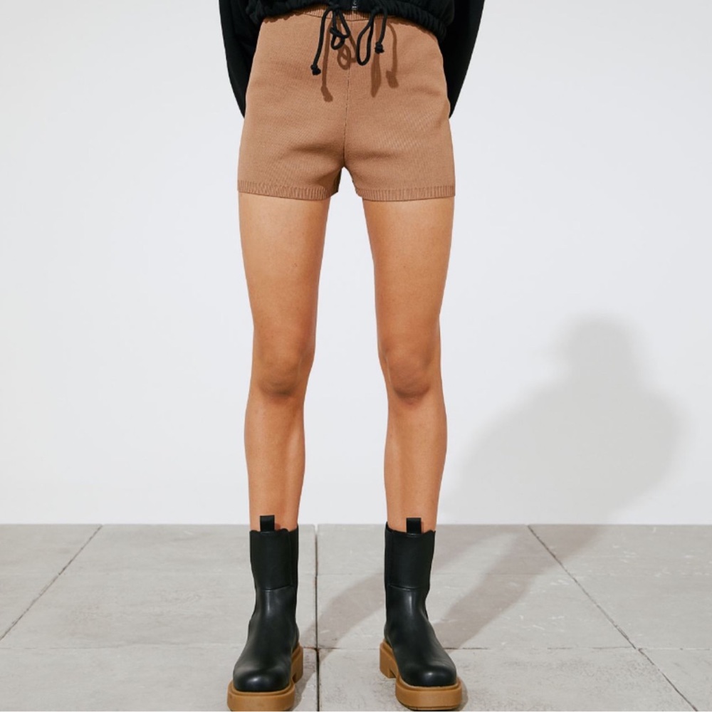 H&M Platform Chelsea Boot - Picture 2 of 16